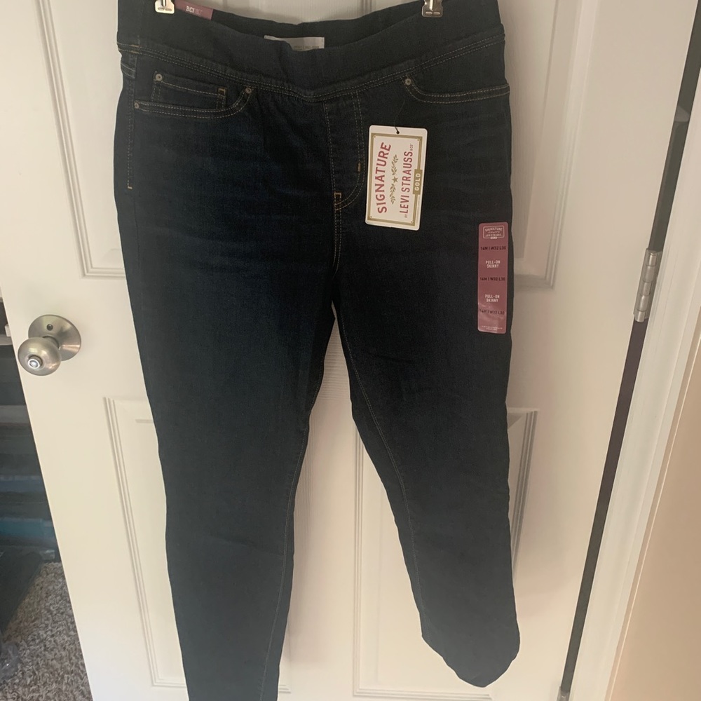 Signature by Levi Strauss Gold Label Womens Totally Shaping Pull-on Skinny Jeans